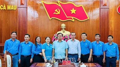 Phó Bí thư Thường trực Tỉnh ủy Huỳnh Quốc Việt gặp gỡ đoàn đại biểu Công đoàn Cà Mau dự Đại hội XIV Công đoàn Việt Nam