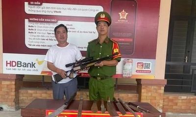 Nhiều người dân xã Phước Hòa mang vũ khí, công cụ hỗ trợ giao nộp cho công an