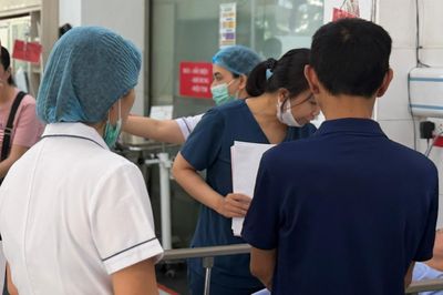 Nắng nóng 'vắt kiệt sức', nhiều người nhập viện vì rối loạn tâm thần