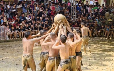 16 trai làng đóng khố, vật lộn dưới bùn tranh quả cầu gỗ 20kg ở Bắc Ninh
