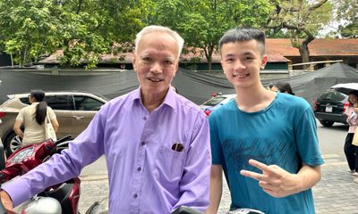 Ông nội 80 tuổi chở cháu đi làm thủ tục thi lớp 10, động viên bằng bát phở nóng
