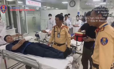 Khoảnh khắc CSGT mở đường cứu người dân bị khối sắt 6 tấn đè nát bàn tay