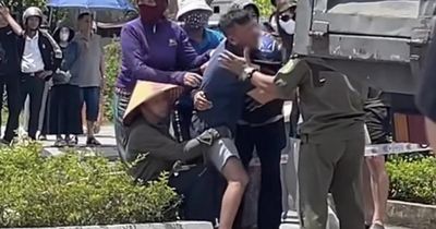 Đau xót cảnh bố mẹ khóc ngất bên thi thể nữ sinh lớp 12 tử vong dưới gầm xe tải ở Quảng Ninh
