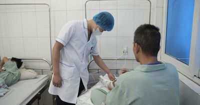 Người đàn ông mất nửa bàn chân do cưa bình khí bất ngờ phát nổ