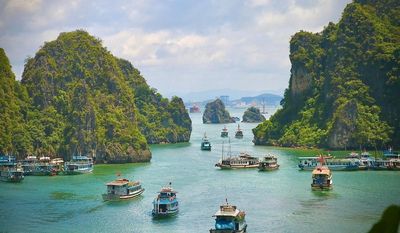 Quảng Ninh xử lý tàu cá neo đậu sai quy định trên vịnh Hạ Long