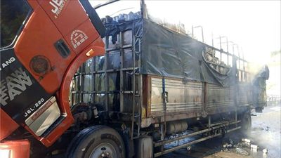 Xe tải chở đầy hàng bốc cháy trên cao tốc La Sơn - Hòa Liên
