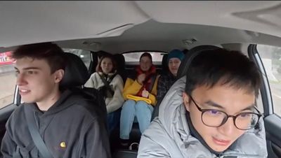 Tài xế taxi nói tiếng Anh lưu loát với khách Tây gây sốt