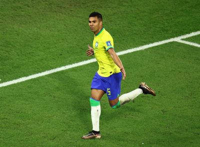 Casemiro nổi cáu vì bị hỏi nhiều về Neymar