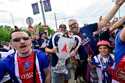 CĐV Arsenal, PSG làm nóng không khí chung kết Champions League
