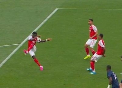 Vì sao Arsenal thoát phạt đền khi Saka để bóng chạm tay?