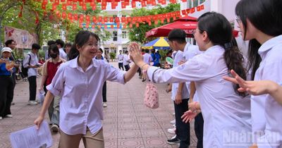 [Ảnh] Gần 125 nghìn thí sinh Hà Nội hoàn thành môn thi Ngữ văn của kỳ thi vào lớp 10