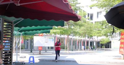 Chiều 30/5, các thí sinh tự tin hoàn thành bài thi môn Tiếng Anh trong kỳ thi vào lớp 10 tại thành phố Hà Nội