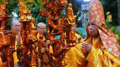 Hàng ngàn người tham dự lễ rước Phật ở Huế