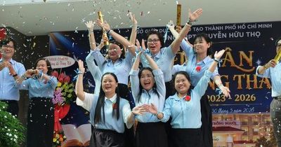 Thầy cô tự dựng tiết mục nhảy tặng học trò cuối cấp, miễn phí ôn thi