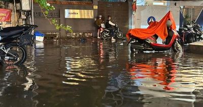 Mưa dông kéo dài, nhiều nơi ở TPHCM ngập nước