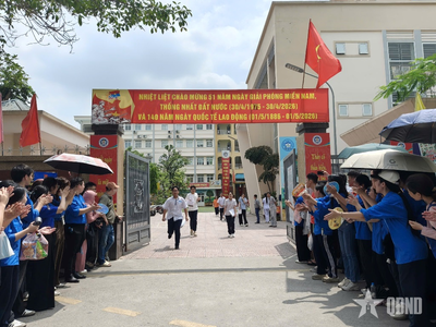 Thi vào lớp 10 tại Hà Nội: 390 thí sinh vắng mặt, 1 trường hợp mang điện thoại vào phòng thi