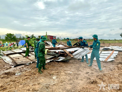 Đắk Lắk: Dông lốc sập nhà, Bộ đội Biên phòng giúp dân khắc phục