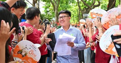 Sĩ tử Hà Nội cười tươi sau môn Ngữ Văn: Đề 'dễ thở', bám sát thực tế
