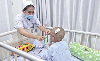 Truy tìm người thân của bé trai 2 tuổi bị bạo hành