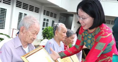 Hơn 1.000 cụ cao niên ở phường Phú Nhuận được chúc thọ, mừng thọ