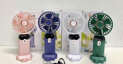Nắng nóng 40 độ, quạt cầm tay vài trăm nghìn vẫn hút khách
