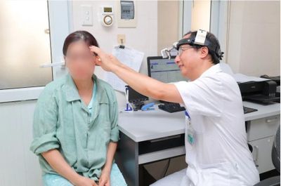 Thay xương bàn đạp phục hồi thính lực cho người bệnh xốp xơ tai