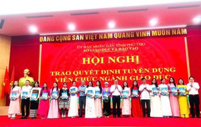 Sở GD&ĐT Phú Thọ trao quyết định tuyển dụng viên chức ngành giáo dục