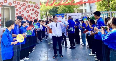 Thí sinh phấn khởi kết thúc ngày đầu tiên kỳ thi vào lớp 10 tại Hà Nội