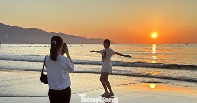 Giới trẻ nô nức đến biển Đà Nẵng ngắm bình minh ló dạng