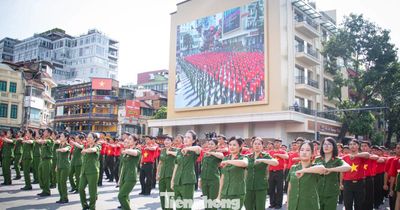 8.000 người xuống phố cùng Công an Hà Nội 'phủ xanh' không gian mạng