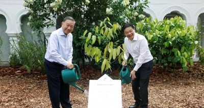 Tổng Bí thư, Chủ tịch nước Tô Lâm trồng cây trong khu vườn nổi tiếng của Singapore