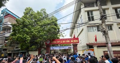 Thi Ngoại Ngữ lớp 10 ở Hà Nội: Thêm thí sinh vi phạm mang điện thoại, hơn 400 em vắng mặt