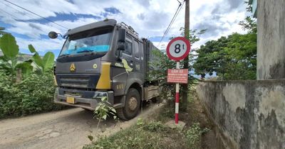 Xe trọng tải lớn liên tục chạy qua đường dân sinh, bụi cuốn mù mịt