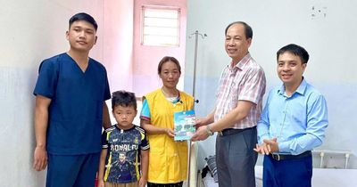 'Sinh viên 5 tốt' cứu sống bé trai đuối nước
