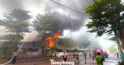 Cháy lớn kho chứa xe điện ở Gia Lai, cột khói bốc cao trăm mét