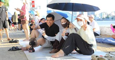 Trải chiếu, căng bạt, mang cơm đi 'xí chỗ' xem pháo hoa Đà Nẵng