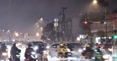 TPHCM mưa như trút nước kèm sấm chớp tối cuối tuần