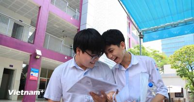 Thi vào 10: Thí sinh tươi cười sau bài thi Ngữ văn 'dễ thở'