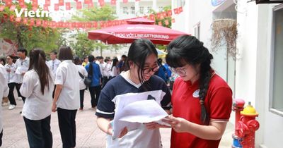 Sỹ tử Hà Nội rạng rỡ rời phòng thi môn Văn: Đề vừa sức, dễ đạt điểm từ 7-8