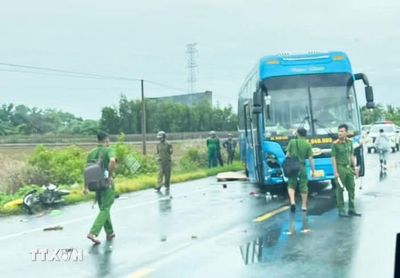Cần Thơ: Ôtô khách va chạm 3 xe máy khiến 4 người thương vong