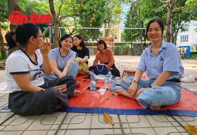 Thi lớp 10 Hà Nội: Phụ huynh đợi con ngoài phòng thi dưới trời oi bức