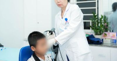 Đi bơi mùa hè nhiều trẻ nhập viện vì viêm tai, bác sĩ khuyên cha mẹ nên tránh điều này