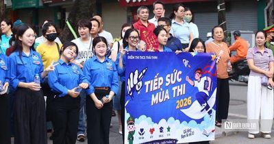 Từ cổng trường thi vào lớp 10: Sắc xanh tình nguyện tiếp sức mùa thi