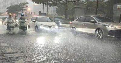 Miền Bắc đón mưa dông sầm sập trước khi bước vào đợt nóng 'bùng nổ', cảnh báo thời tiết cực đoan