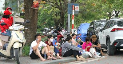 Thi vào lớp 10 ở Hà Nội: Cha mẹ không quản vất vả đồng hành cùng con