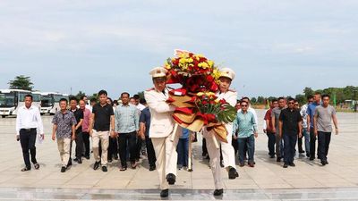 Công an An Giang và 5 tỉnh Campuchia dâng hoa, dâng hương tưởng nhớ Chủ tịch Hồ Chí Minh