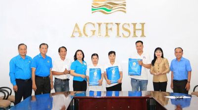 Phó Chủ tịch Thường trực Tổng Liên đoàn Lao động Việt Nam Thái Thu Xương thăm, tặng quà người lao động mắc bệnh hiểm nghèo