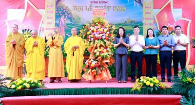 Phó Bí thư Thường trực Tỉnh ủy Bắc Ninh Nguyễn Thị Hương chúc mừng Đại lễ Phật đản tại chùa Vĩnh Nghiêm