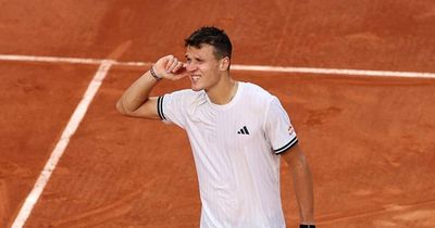 Jakub Mensik ngược dòng ngoạn mục loại Alex De Minaur khỏi Roland Garros