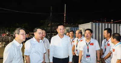 Lãnh đạo thành phố động viên đội pháo hoa Đà Nẵng sau đêm khai mạc
